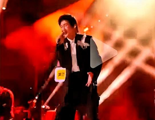 孙楠唱《GLORIA》的时候，耳帝用了三个字形容：“缩着唱。”

同一个人，同一
