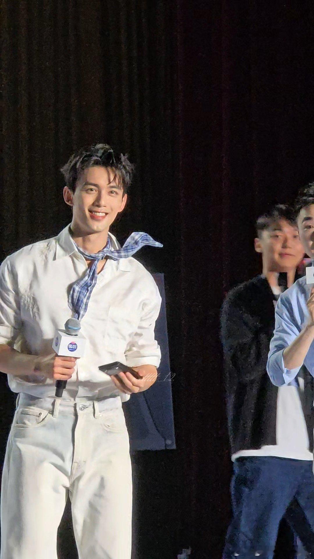 吴磊给女排递话筒吴磊给女排递话筒递了个空气吴磊这小模样谁顶得住！跟女排同框拼命踮