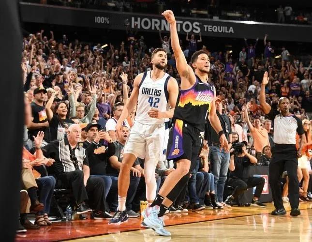 太阳与独行侠的天王山之战还有半节左右就结束了，目前太阳主场领先独行侠将近20分。