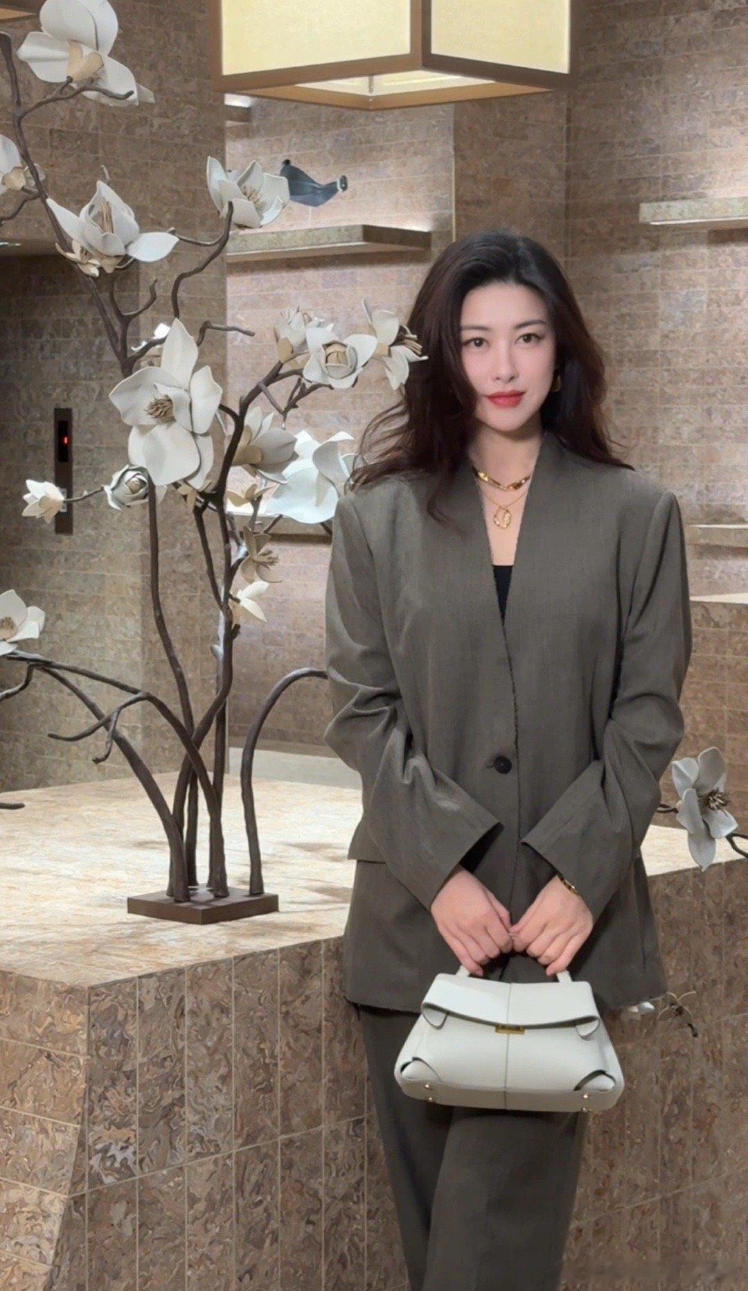 朱珠廓形西装大波浪 朱珠活动造型太绝了！廓形西装+大波浪自带松弛精致感，金色饰品