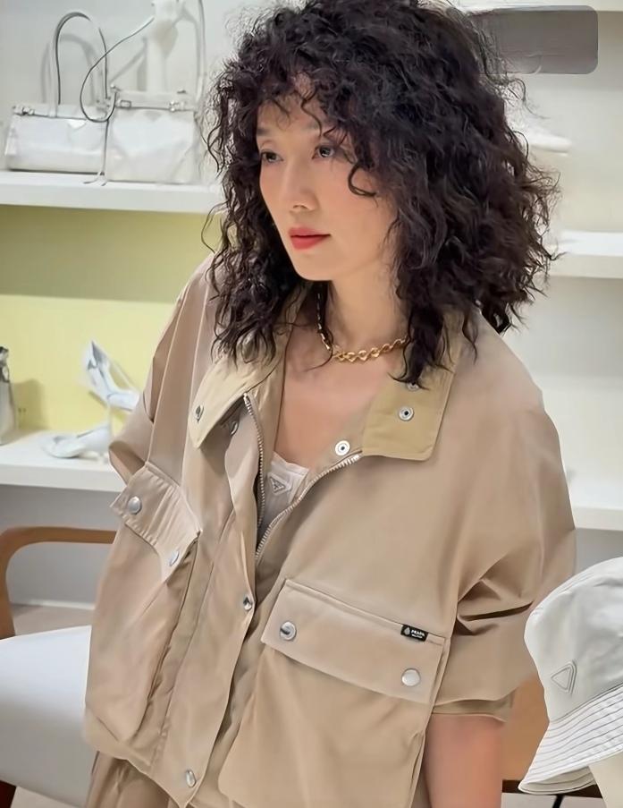 2026年3月31日，马伊琍在上海Prada活动上的爆炸头新造型引发热议。这头“