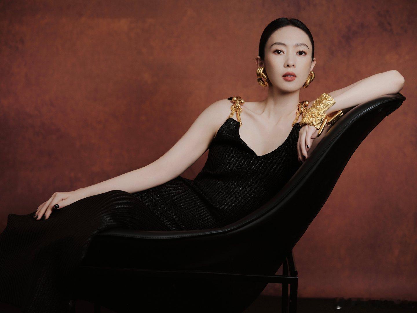 童瑶的耳环比耳朵都大 童瑶在品质盛典气场全开，这对超大耳环功不可没 。戴上它，童