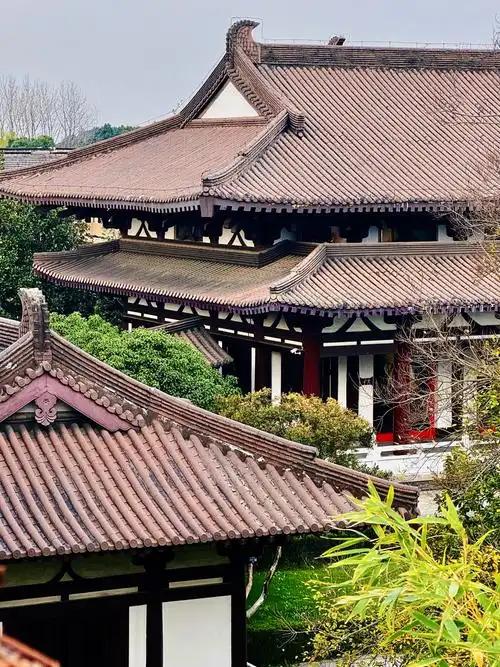 唐人对建筑色彩的运用，看似简约克制，实则暗藏森严的等级秩序与成熟的美学体系。唐代