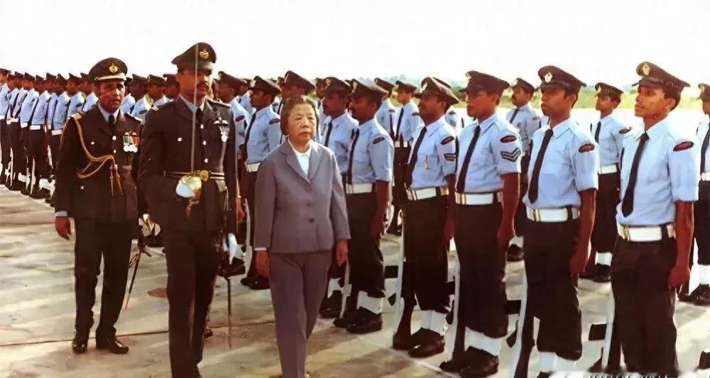 上世纪八十年代，邓颖超出访时检阅三军仪仗队，步履坚定，仪态庄肃，气场强大。

乐