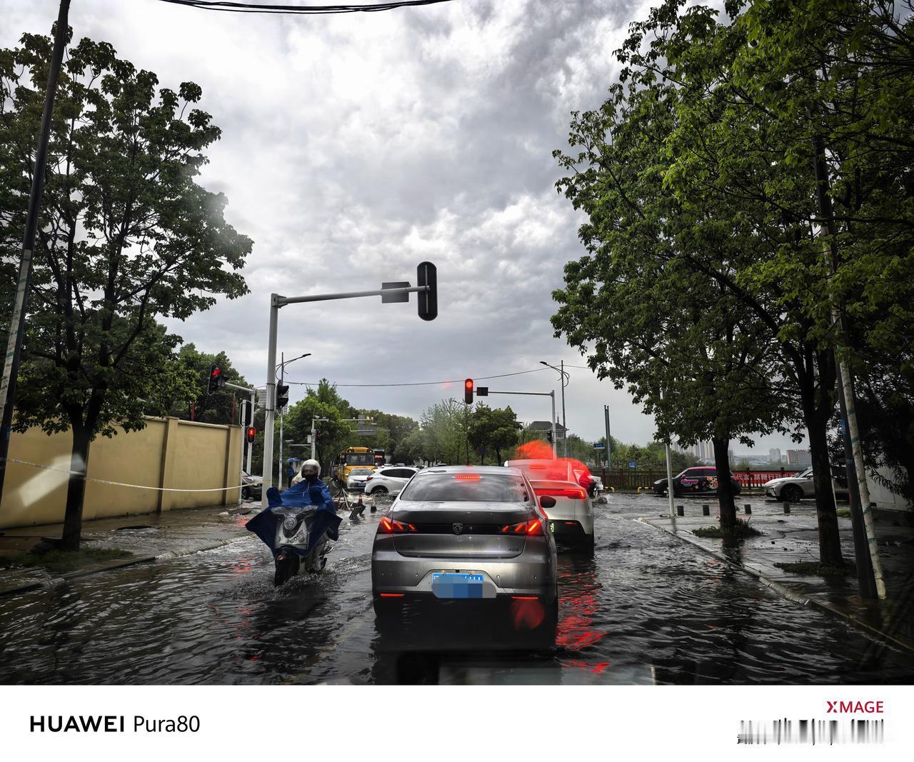 武汉的友友们今天上班迟到了吗？
我没有见识到昨天晚上冰雹的厉害，
但我遇见了今天