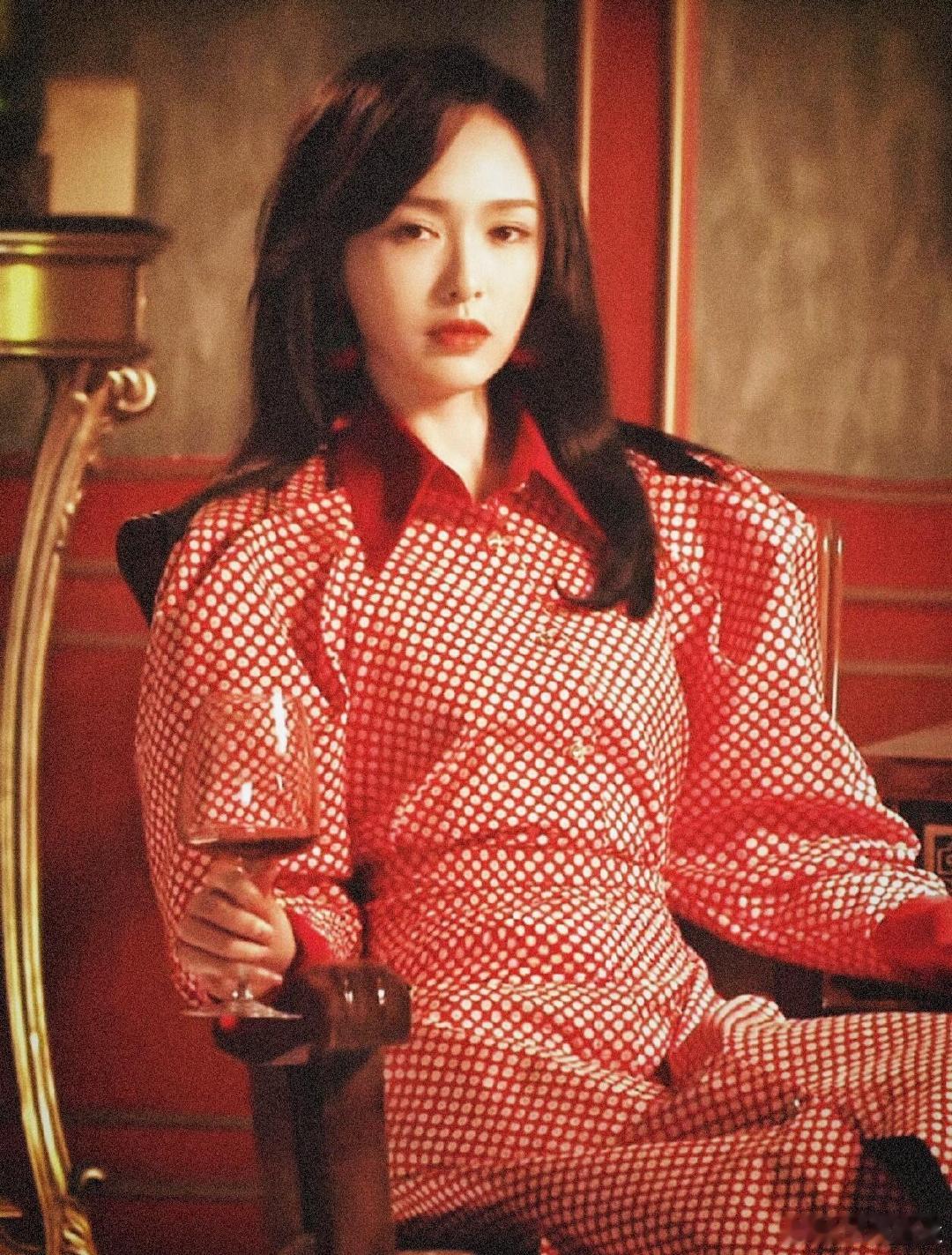 唐嫣新剧复古妈咪级别 唐嫣的复古妈咪妆造也太会了，蓬松卷发+浓艳妆容，直接预定下