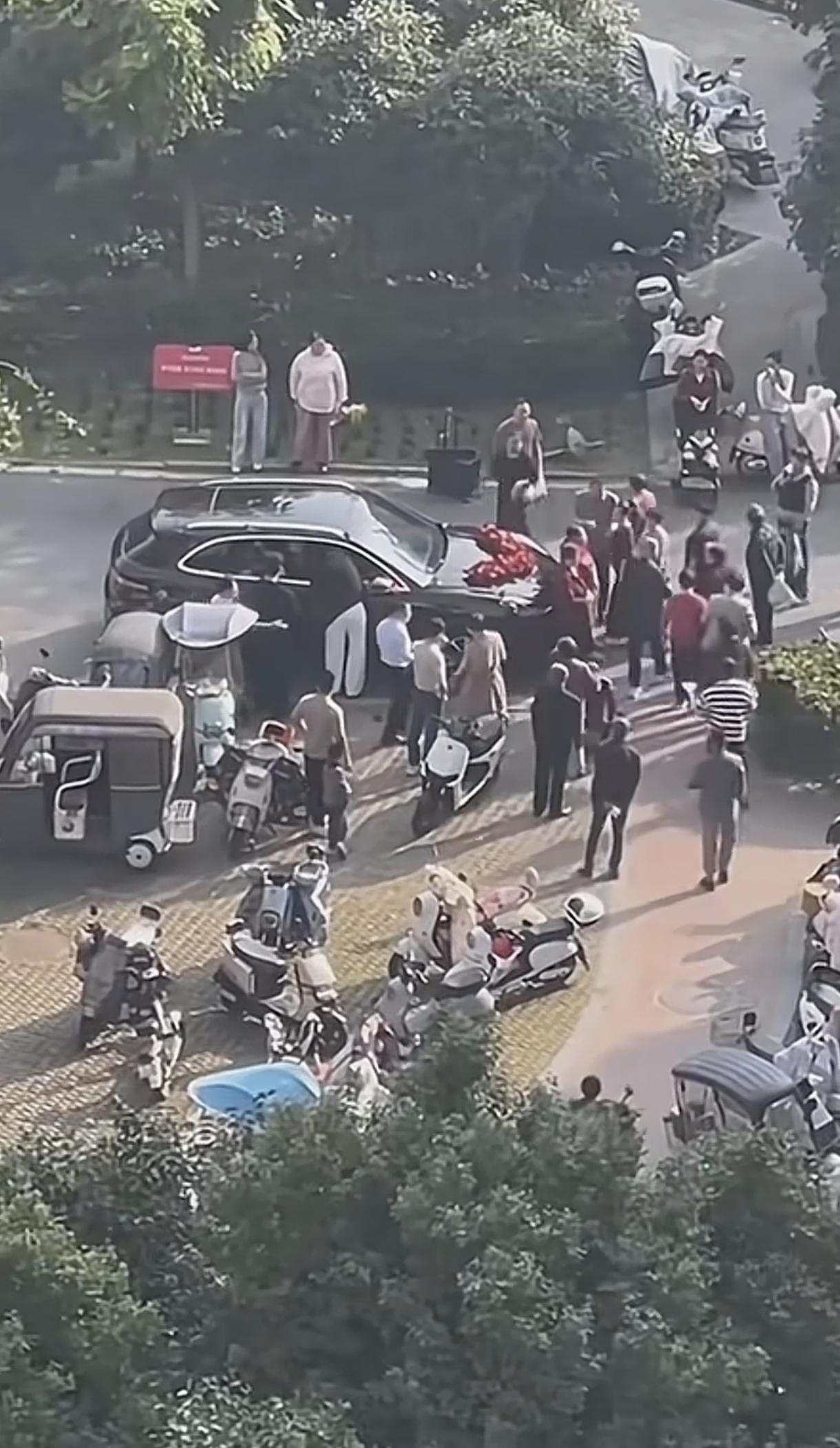 这事情如果放任不管，将导致世风日下！

这事发生在昨天，10月14号，安徽霍邱的