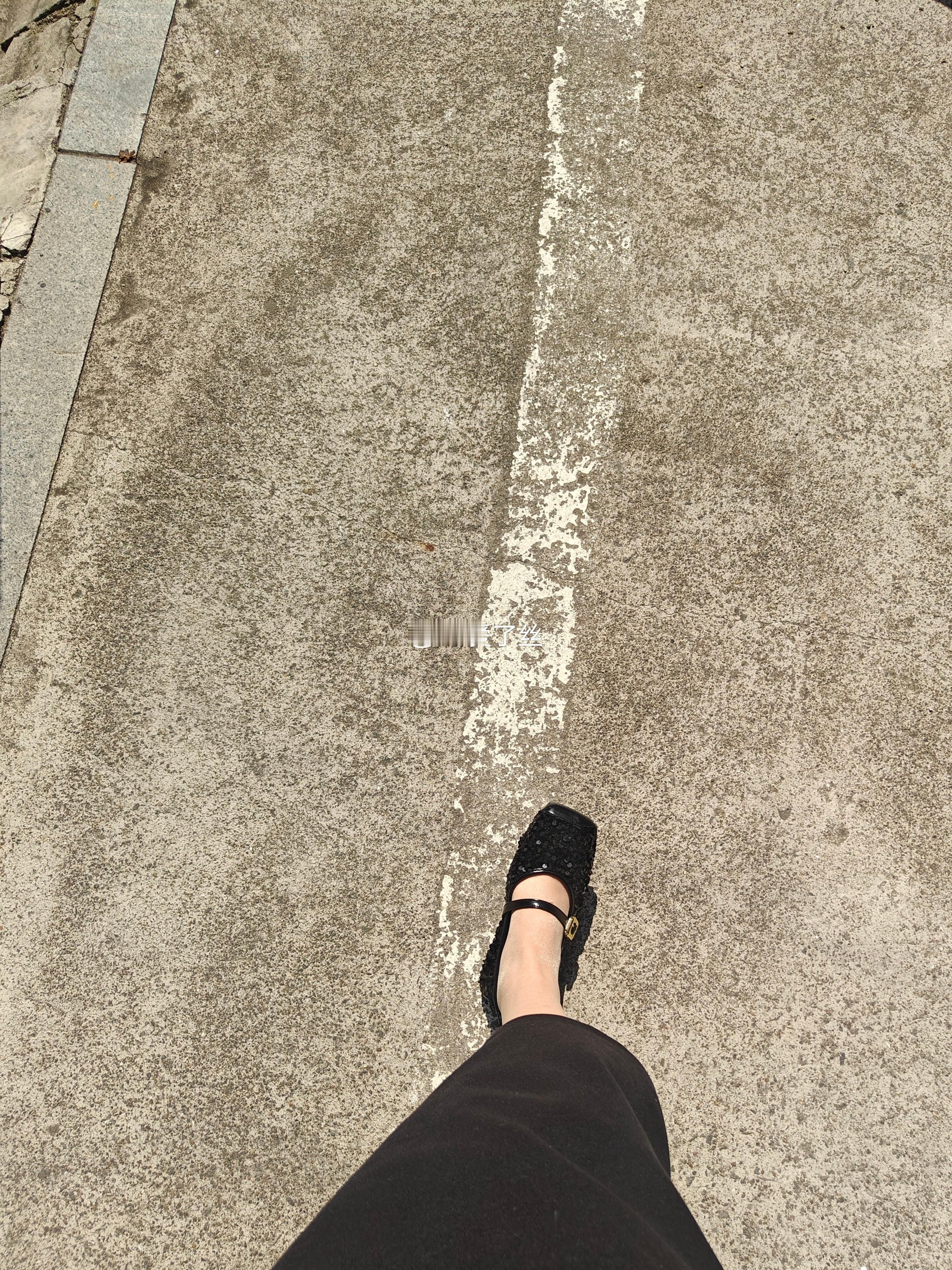 随手拍ootd 今天的穿搭只能给学校的保安大叔欣赏了，值班中[给力][给力][给