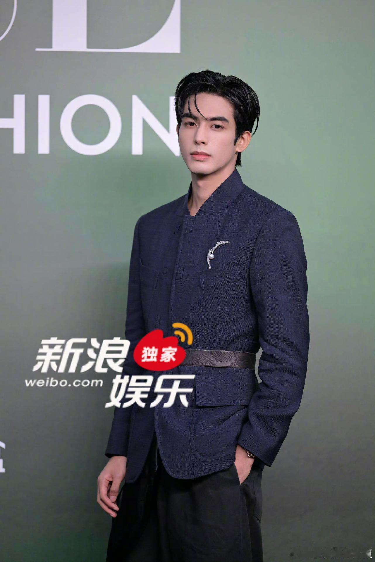 宋威龙是拿了黄子韬的捧花吗 帅哥红毯哪能无聊！宋威龙拿疑似黄子韬的捧花，还露出害