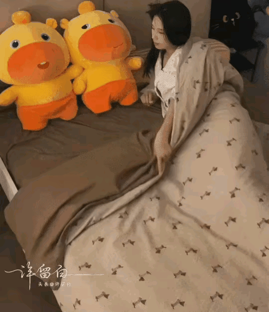 布偶都堆满了，这半边床依然没有主人