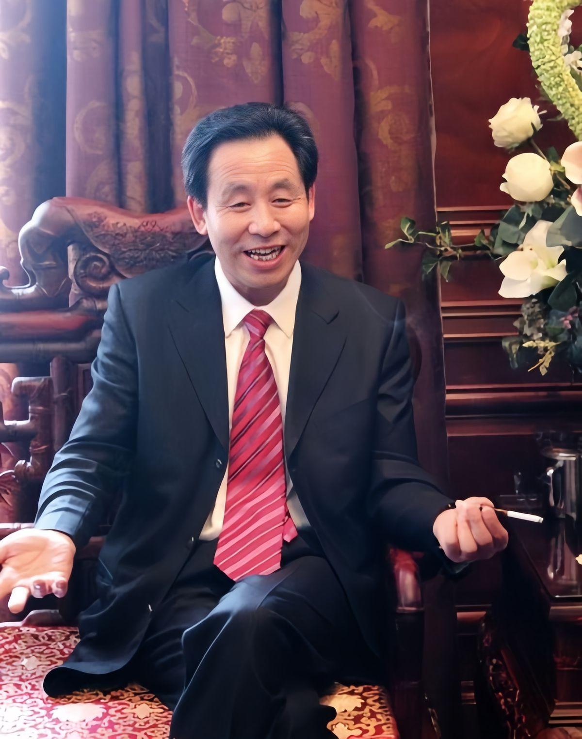 福建煤老板薛经官，有钱是真敢花。

他在福清老家盖的别墅，花了十个亿。这还不算啥