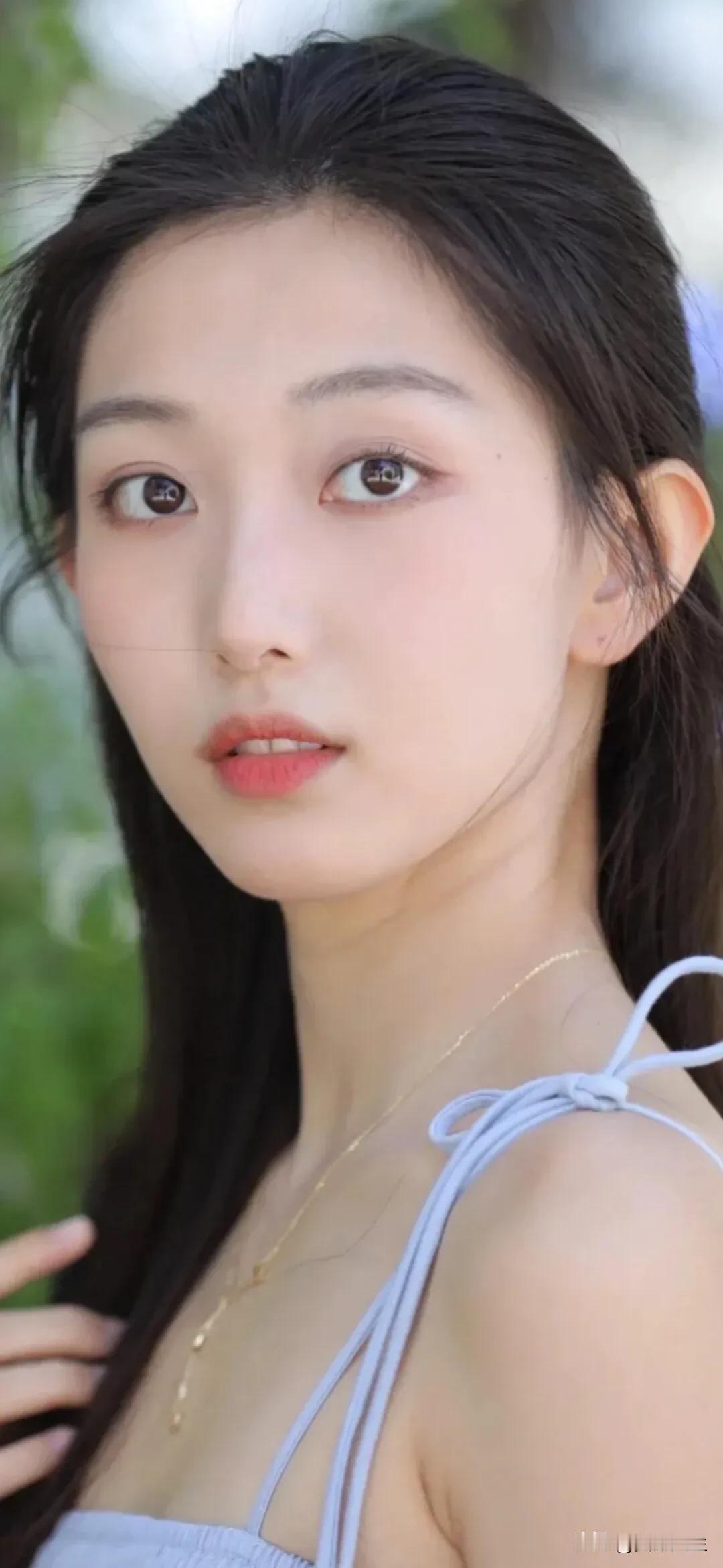 今日份超山梅花。
雨中寻梅的乐趣，在于承包了一整座山的快乐！