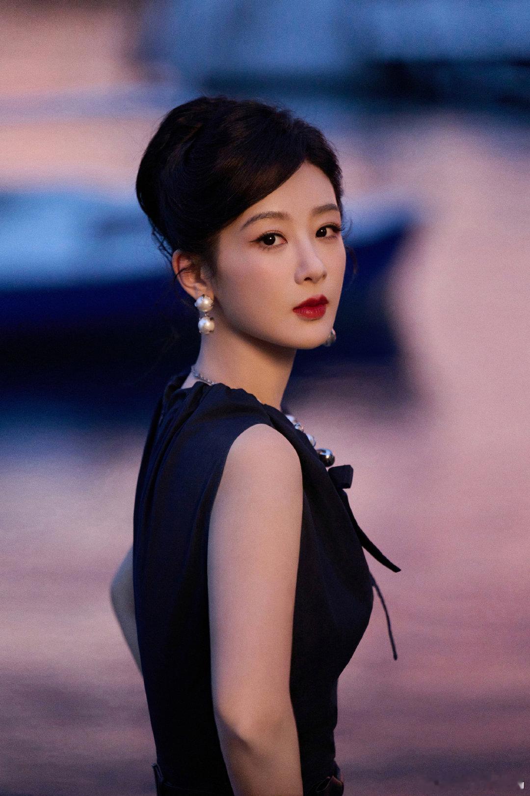 杨紫连续三年白玉兰提名最佳女主角杨紫凭借《生命树》“白菊”一角连续第三年提名最佳