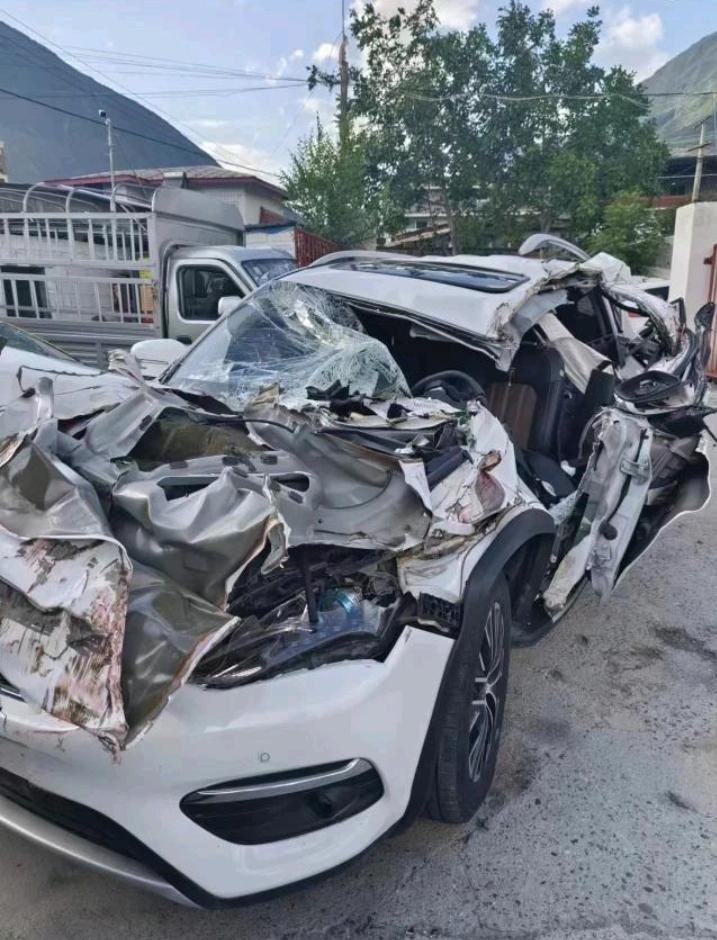 湾多路窄，下雨路面湿滑是导致本次事故的罪魁祸首！
小车司机忙于送打工人，而货车也