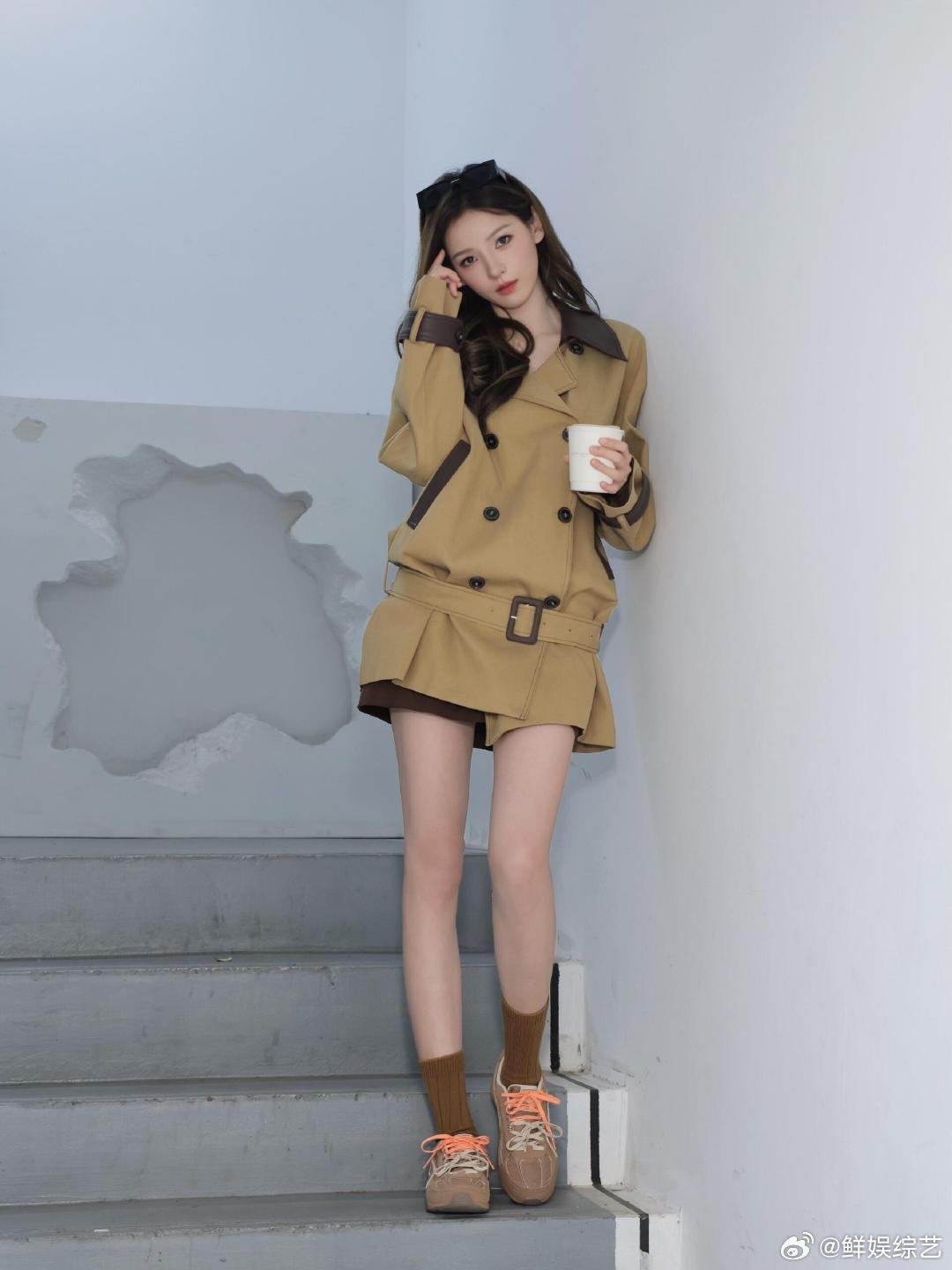 粉丝送张予曦泡面灯笼收到粉丝送的泡面灯笼，张予曦直言去伦敦不怕饿，这份双向奔赴也