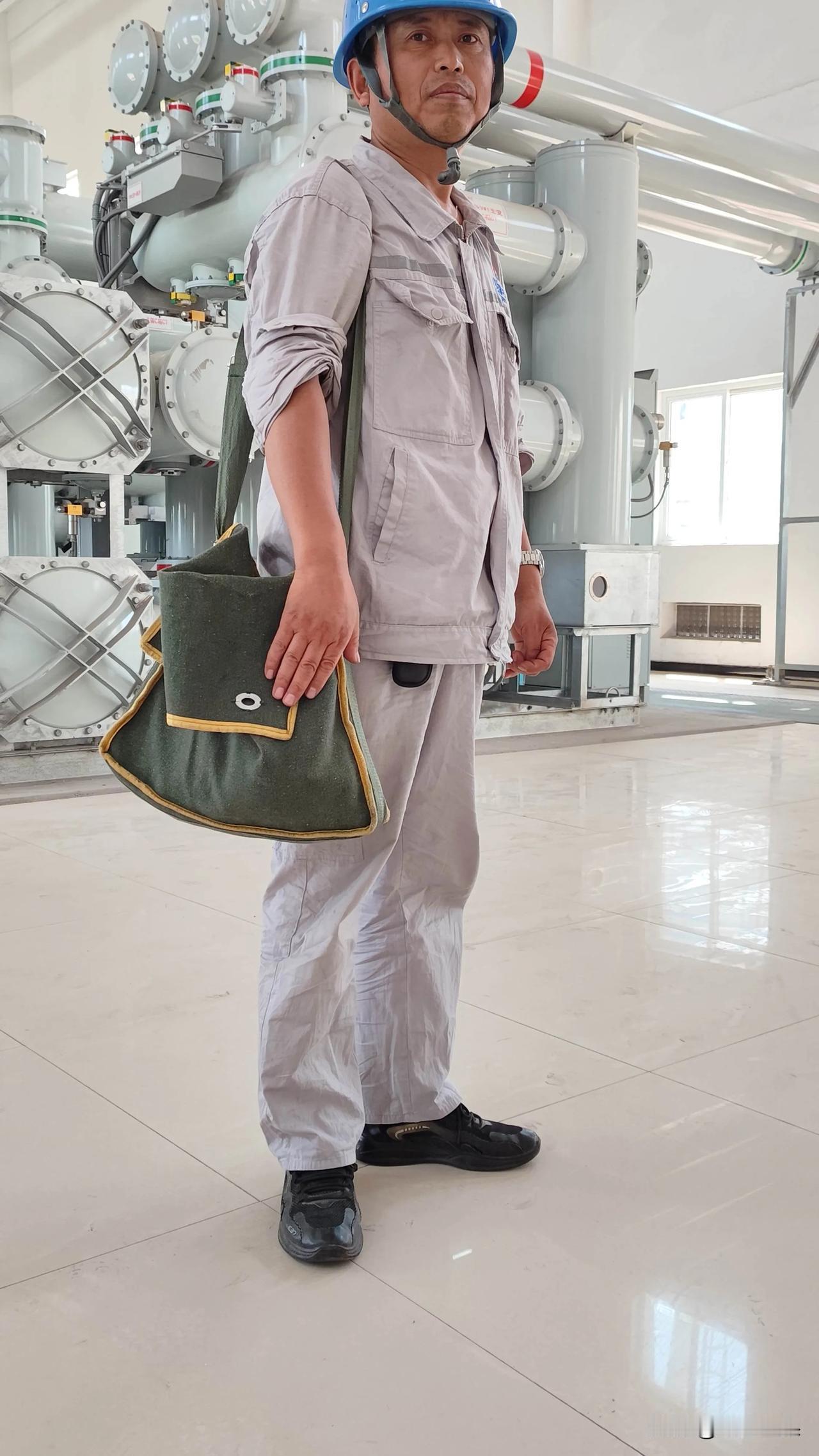 高压电工证和低压电工证哪个好?

高压电工证与低压电工证不能说哪个好，只是用途不