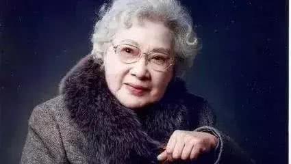 1938 年，年仅 16 岁的秦怡在重庆投身演艺事业，彼时的她长相清秀，性格单纯