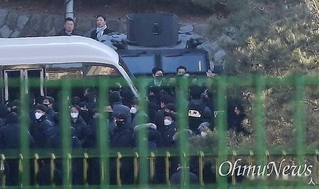 韩国公调处出发执行尹锡悦逮捕令  韩国调查机关人员同总统警卫部门对峙 尹锡悦逮捕