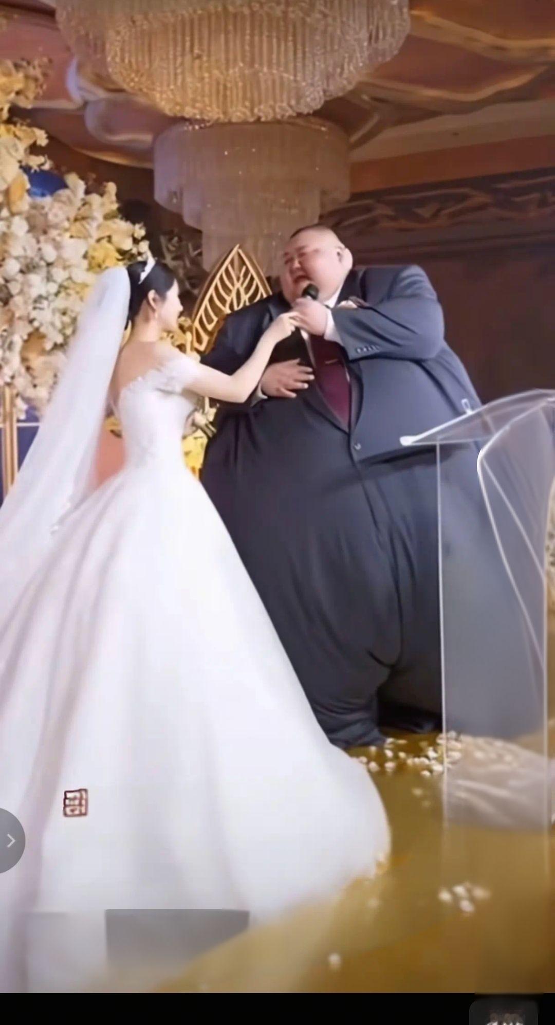 新郎腹如东海，新娘瘦比南山，🌝🌝年龄不是问题，身高不是距离。
适合恋爱的人不