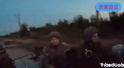 枪起机落。一队俄军坐着步战车往前行动，乌军的FPV往前奔，被他们发现了，一个神枪