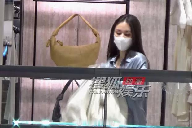 王子文逛街买衣服路透图 ​​​