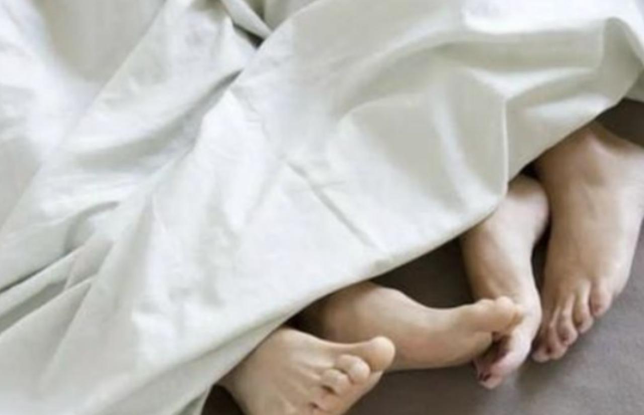 女子走在路上，被一个陌生男人带回家发生了关 系，看她意识不大好，男子又嫌弃了，以