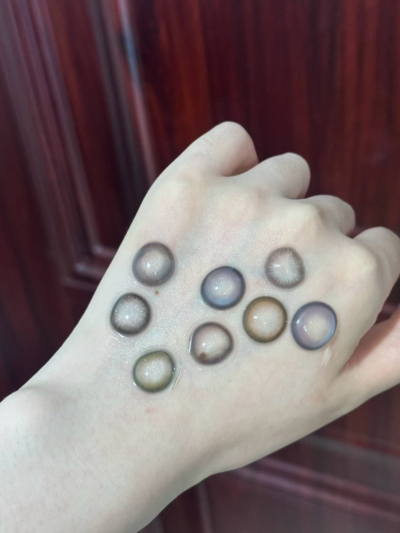 最近在带的一些日抛明明差不多时间拍的手背颜色好不一样大概是蓝调时刻 很多次冰美式