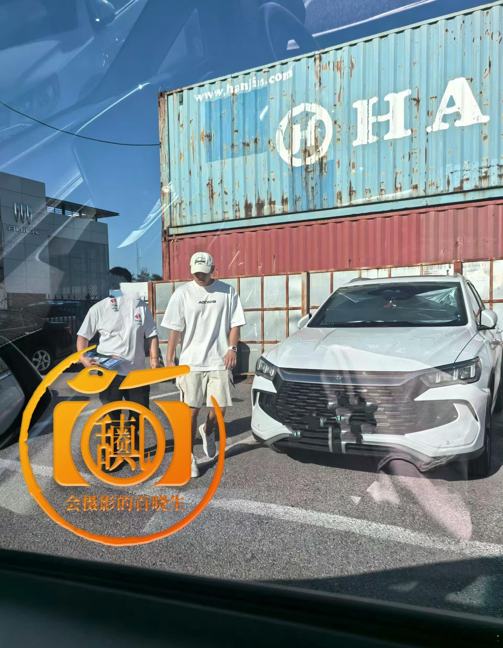 黄子韬现身车管所 今日有狗仔拍到黄子韬现身车管所，昨天工作室称关于违停的违法行为