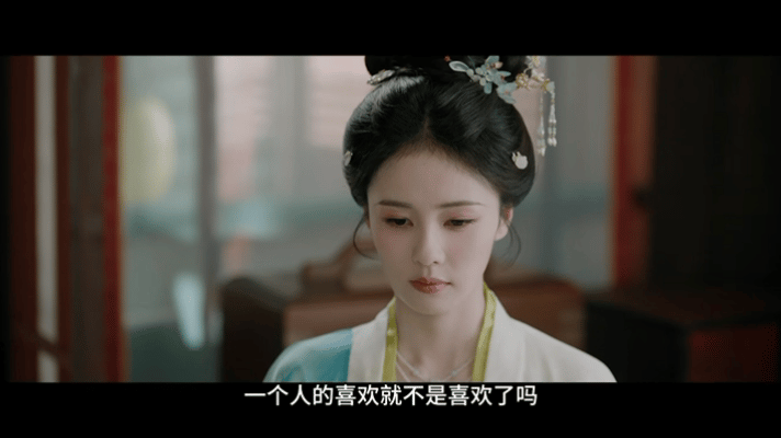 白鹿莫离说杨舒伊太单纯了叶莹倾尽心意奔赴墨景黎，沉溺感情难以自拔。莫离温柔开导她