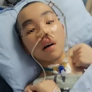 打人不打脸，闹着玩不能袭胸。
不打脸是关于一个人的尊严，不袭胸关于一个人的生命。