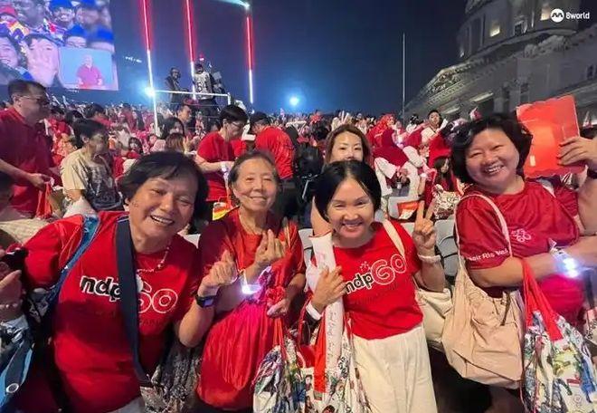 一位新加坡华人终于说出真心话！当有人对着他感慨“我们都是中国人”时，他平静地回了