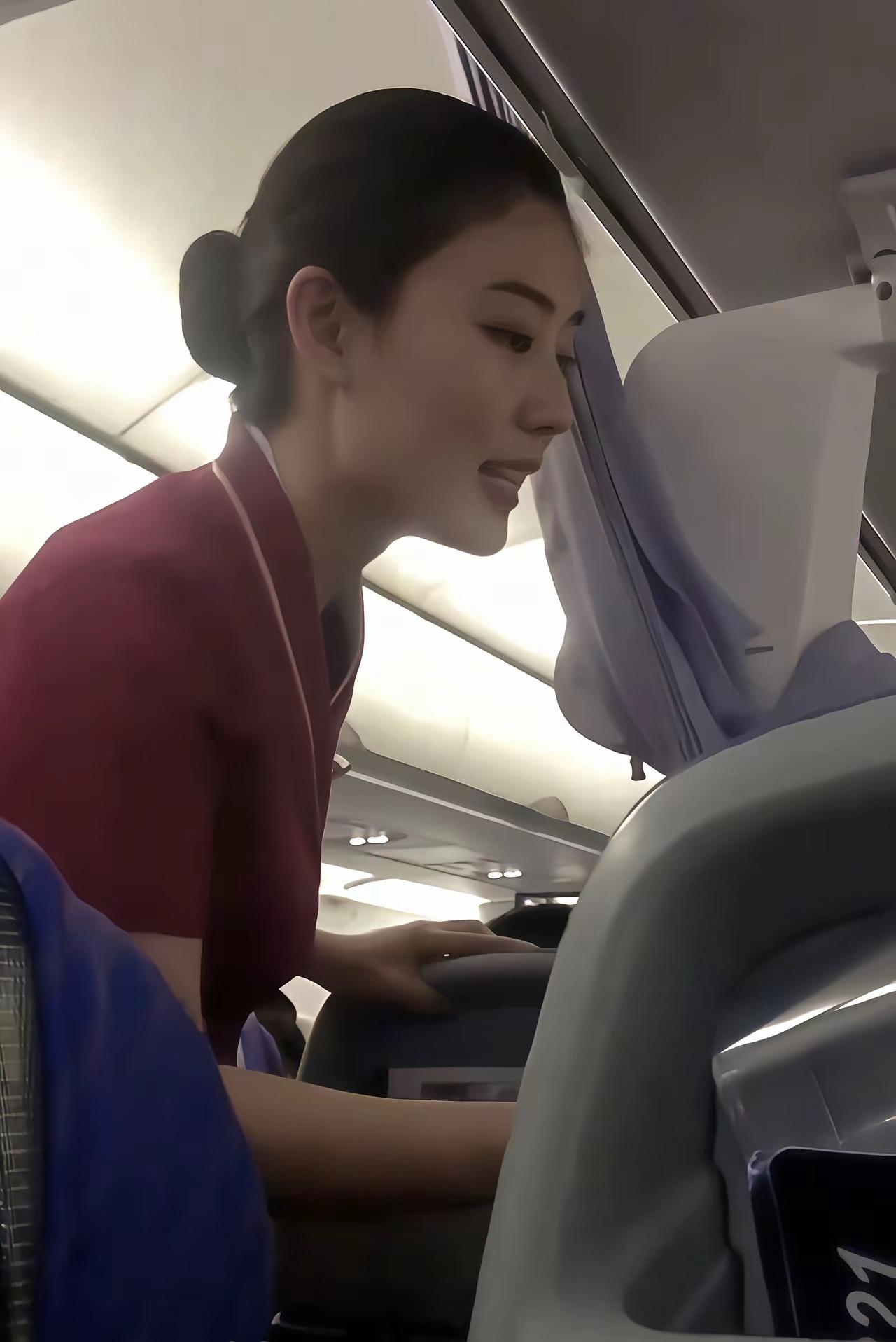 飞机上看到的，惊艳到了！长这么漂亮，为啥就不去当明星呢？[捂脸]