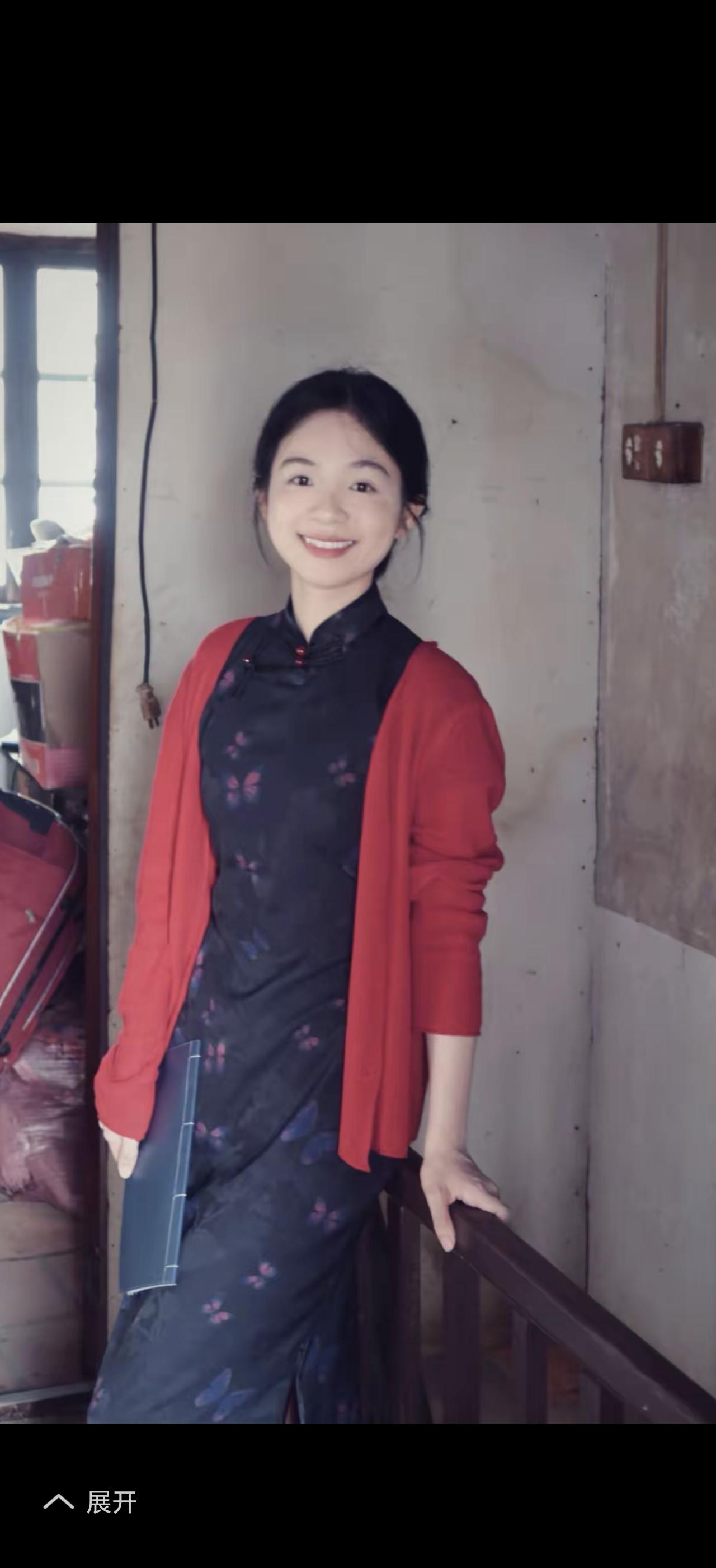 优雅复古风，红黑撞色连衣裙搭配红色开衫，尽显古典韵味。