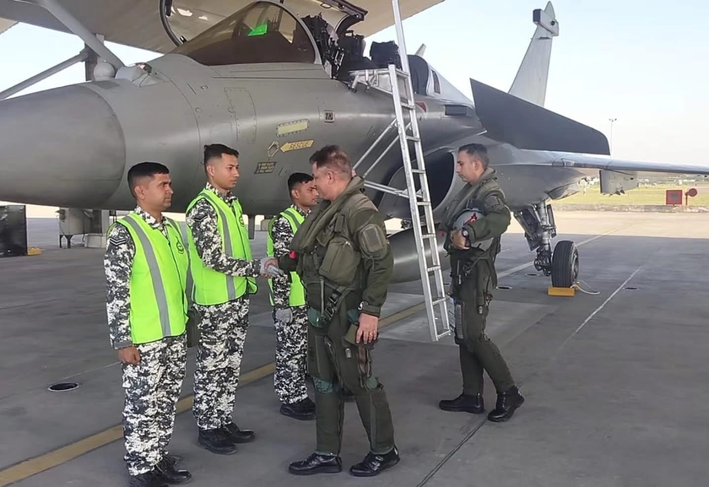 印度空军驻安巴拉基地的第17“金箭”中队阵风，不禁让人想起去年它们“闪耀夜空”的