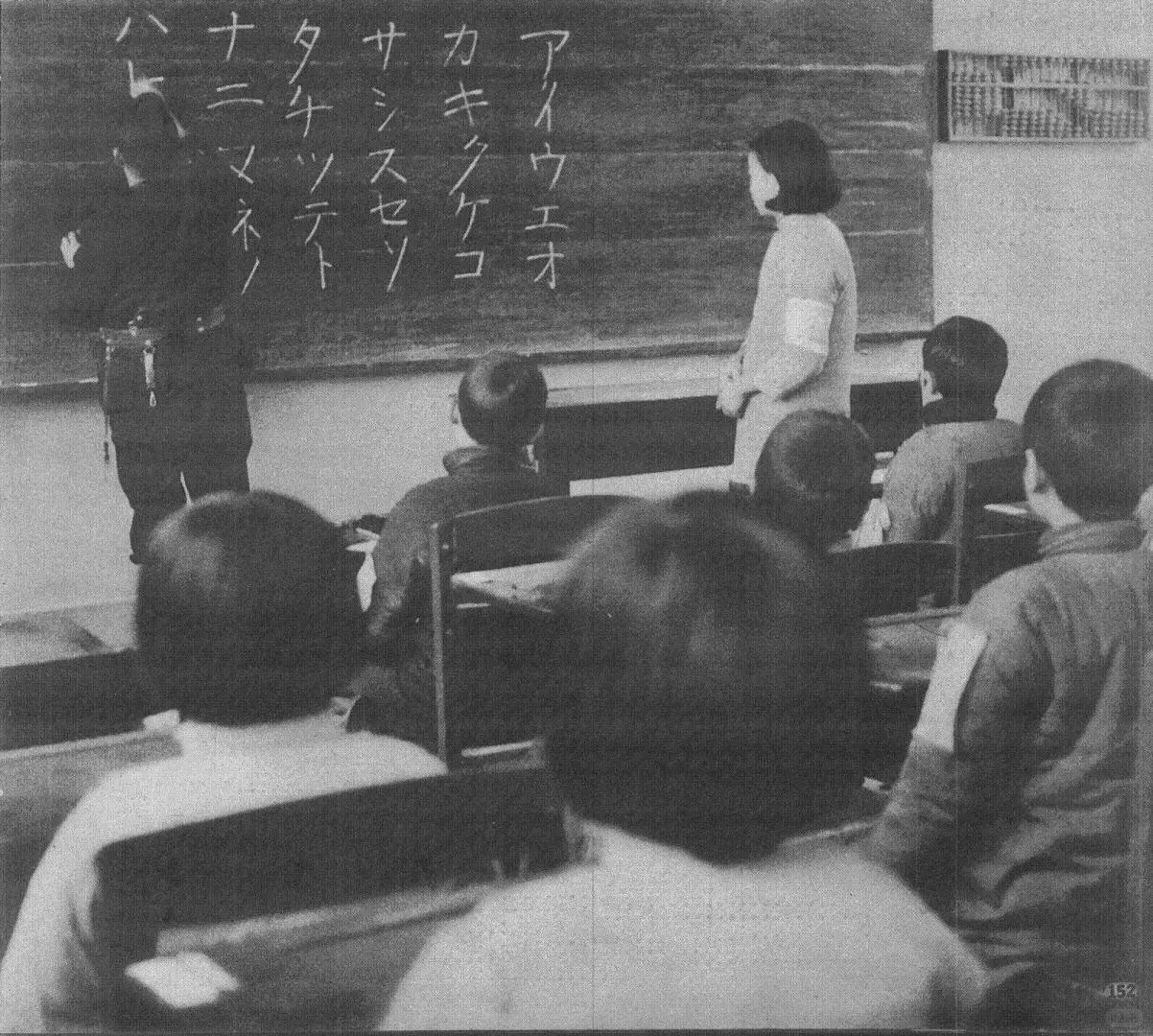 屈辱！日军企图奴化中国孩子的老照片，让人看得义愤填膺！1938年的镇江，1-2月