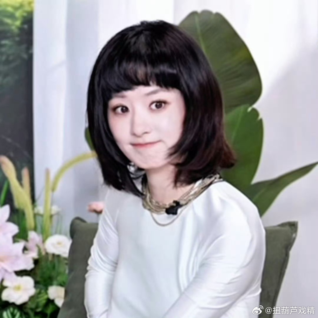 赵丽颖被主持人骗到的反应直播这个造型粉丝挺能忍的，就这都不M，看起来像假发 赵丽