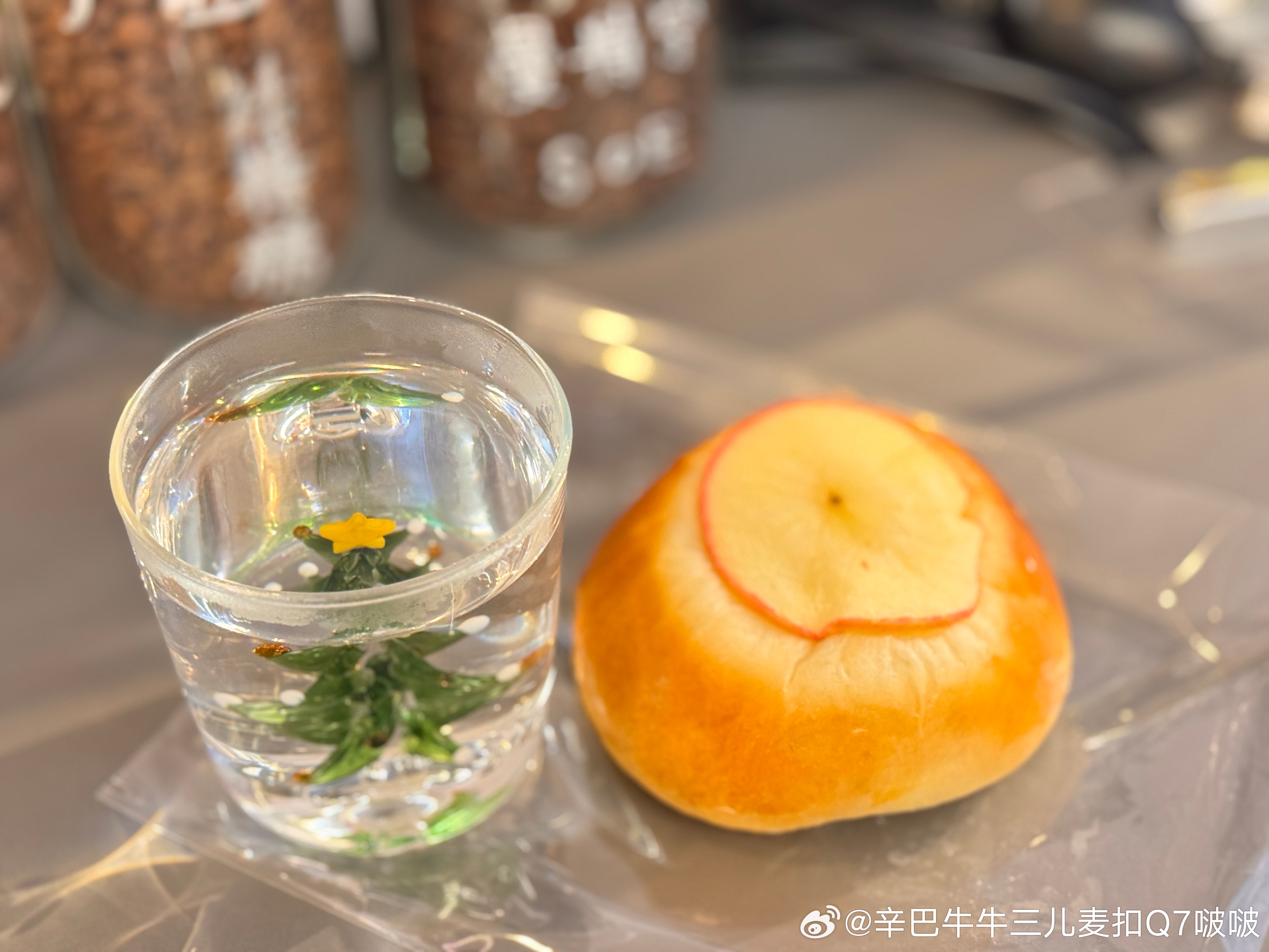 吃上隔壁餐店小姐姐刚出炉的面包啦～ ​​​