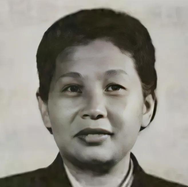 1939年一天的夜晚，女战士徐敏正要去如厕，突然被一壮汉从背后抱到了床榻上，对方