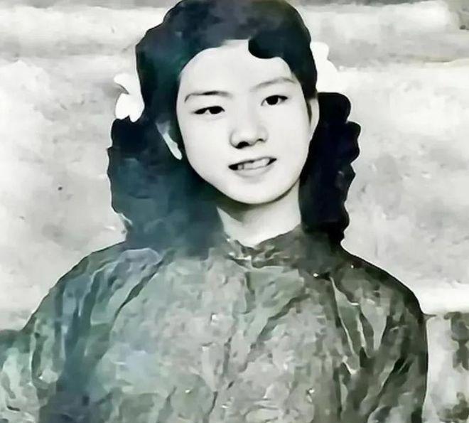 1949年，特务头子毛森，抓捕了一个交际花小姐，审讯时，毛森用刀划开她的衣服，轻