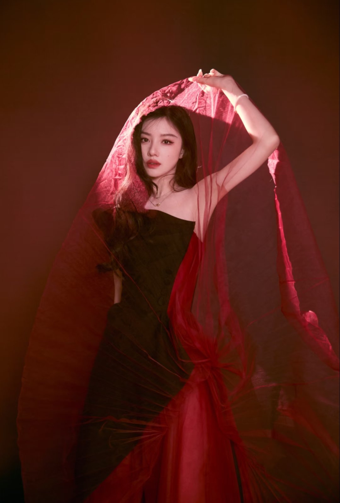王鹤润红黑色裙子写真～ 