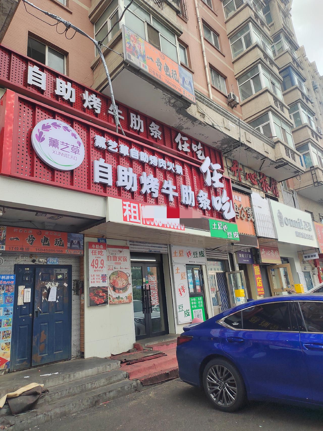 不得不说学生现在就是消费的主力军啊，位于学府四道街的夜市，学生放假休息了，学府四