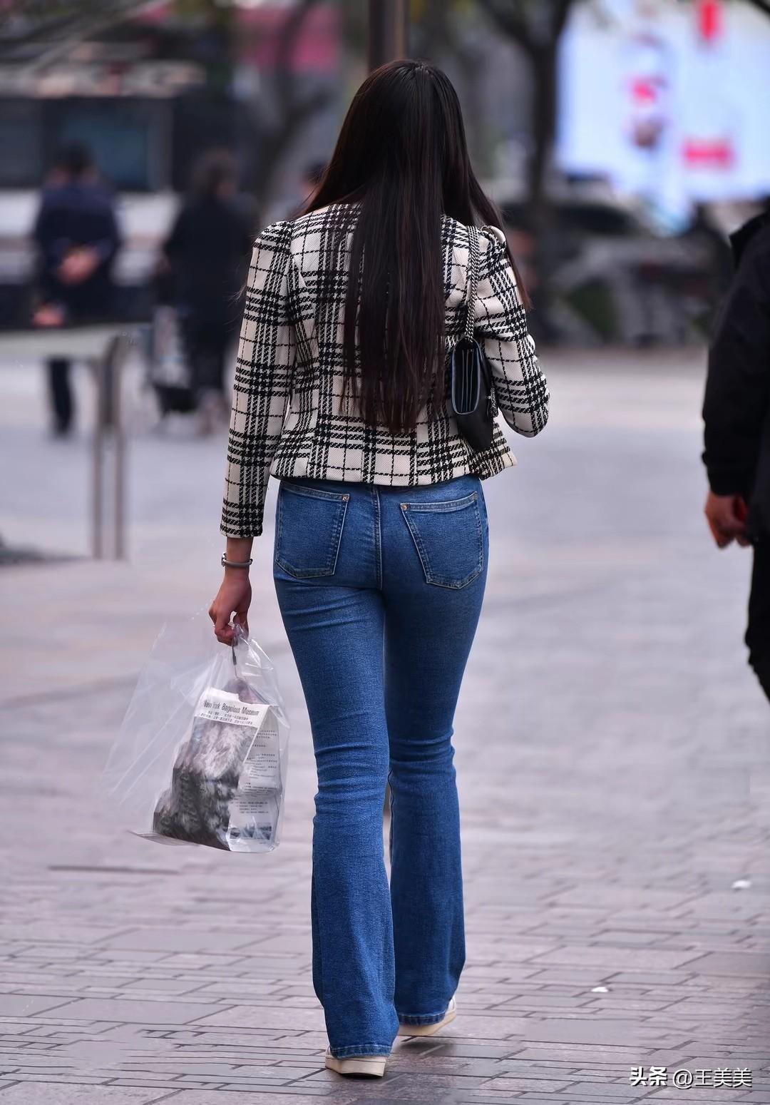 牛仔裤👖小姐姐，光是背影，就让人乱了芳华。[赞]