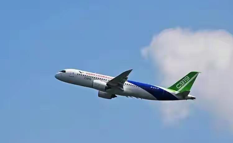 凌晨三点，加拉加斯那栋号称固若金汤的豪宅，被美国特种部队像切黄油一样端了。
总统