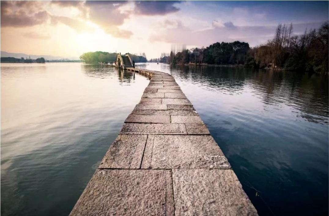 穷习惯很可怕，
而且有些穷习惯，
也很难戒掉，
这就需要你的魄力与决心。
无人提