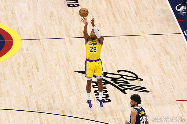 雷迪克谈到八村塁的表现：“我们打小球阵容，把空间都拉开，这让他获得不少机会，我觉