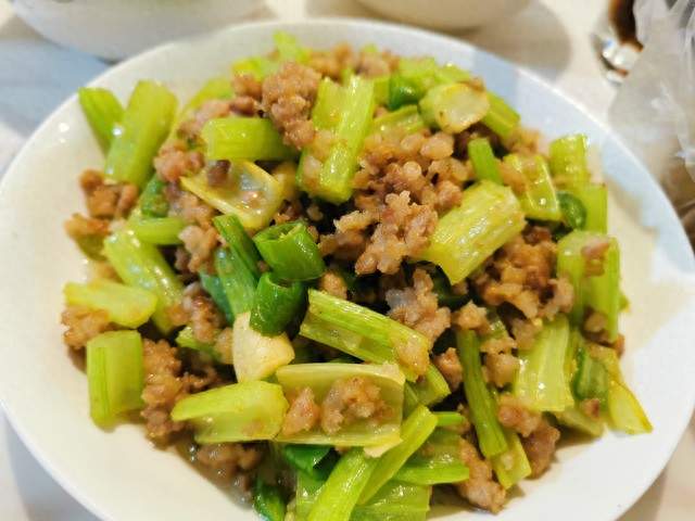 芹菜大量上市，一通使，二补钾，三控糖，四护血管，建议大家多吃