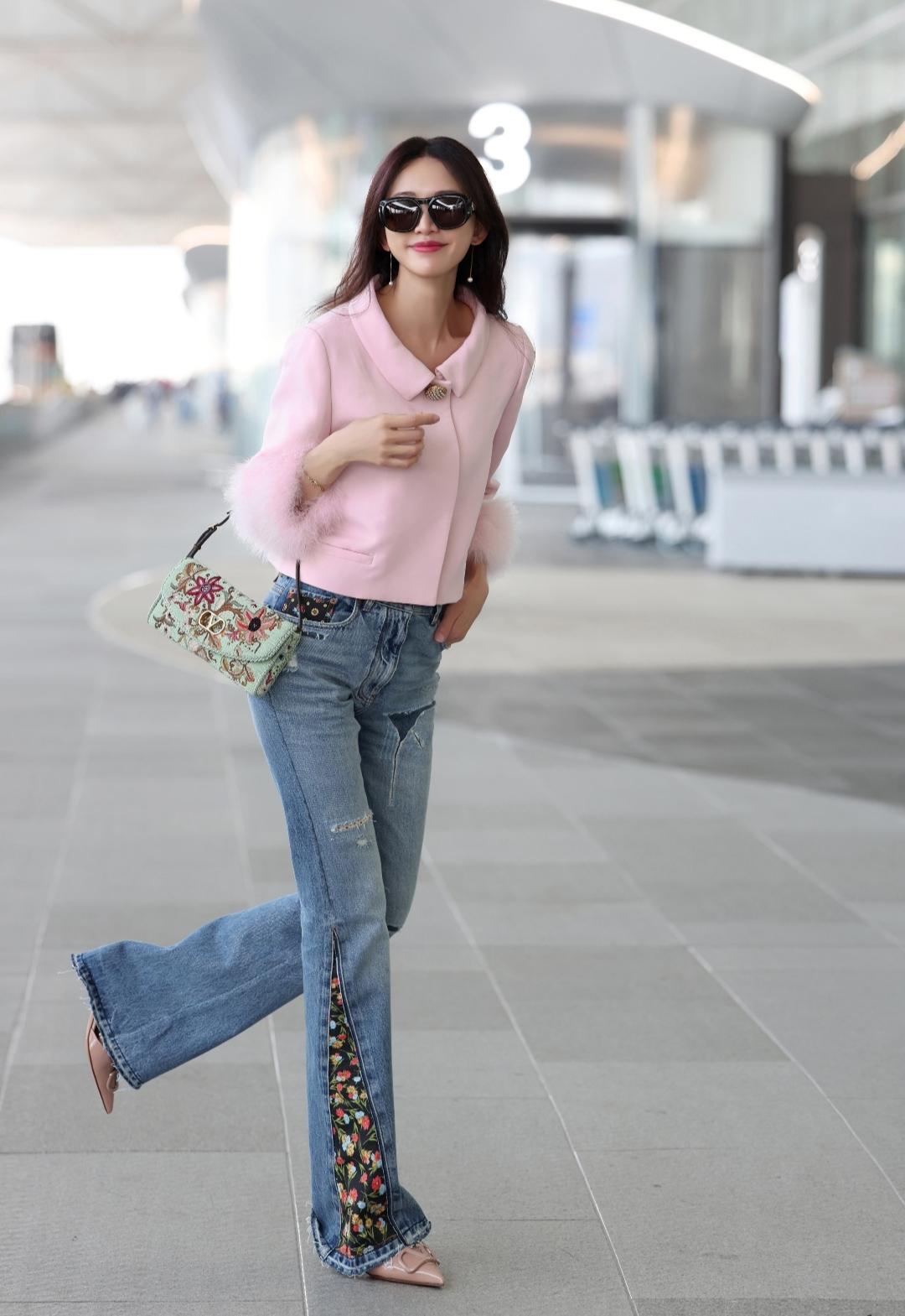 林志玲现身香港机场，还配文：落地✈️久违的机场照，大家晚点见喔。

机场照里的林