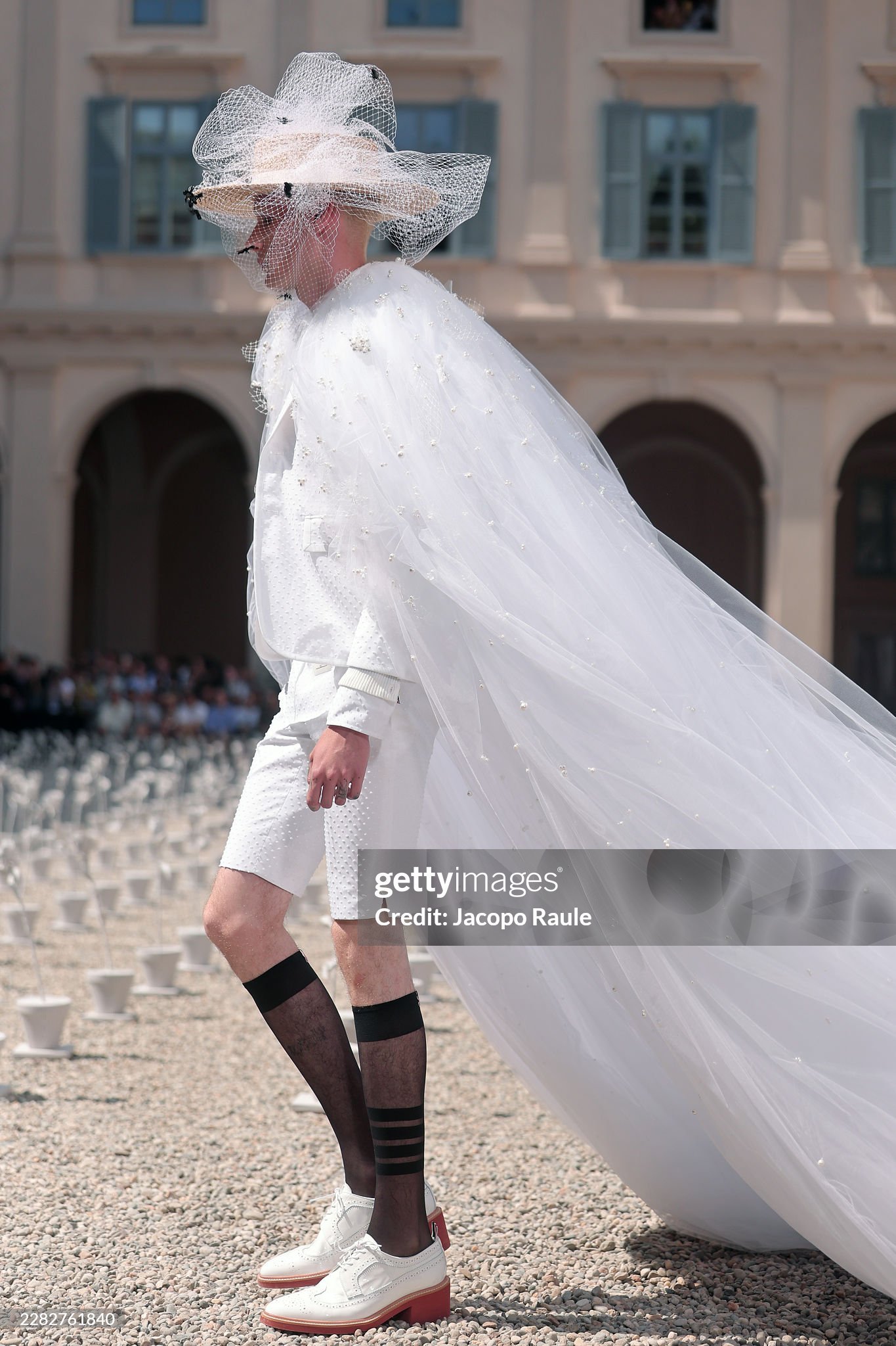 Thom Browne 2027春夏男装秀这套压轴Look很绝喔，无论是红毯还是