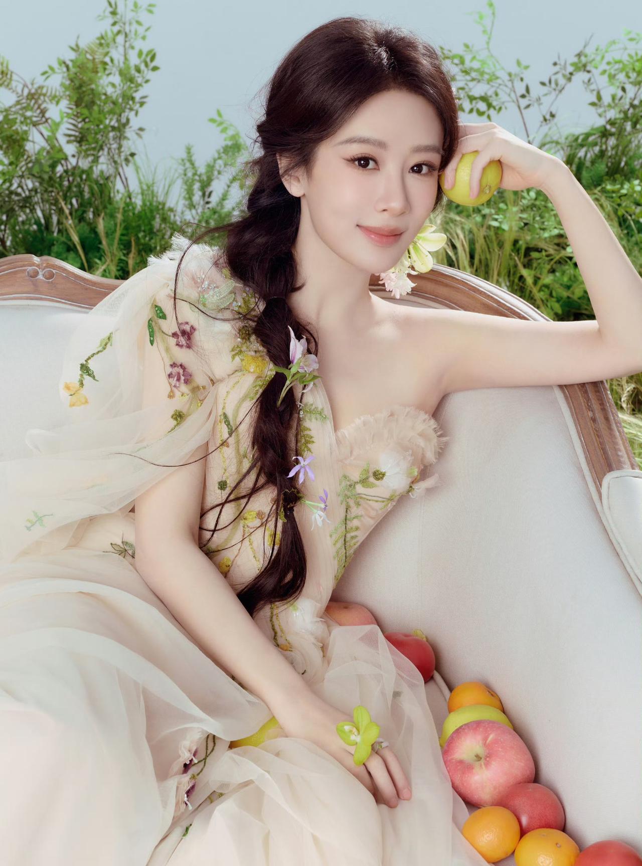 杨紫仙女裙造型美炸了
夏天看到这样的画面真是太治愈了
静谧而温柔，性感而优雅
仙