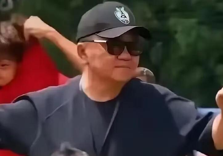 自掏5400万的董路，开500万的劳斯莱斯，住10万一平的豪宅，手腕上是百万名表